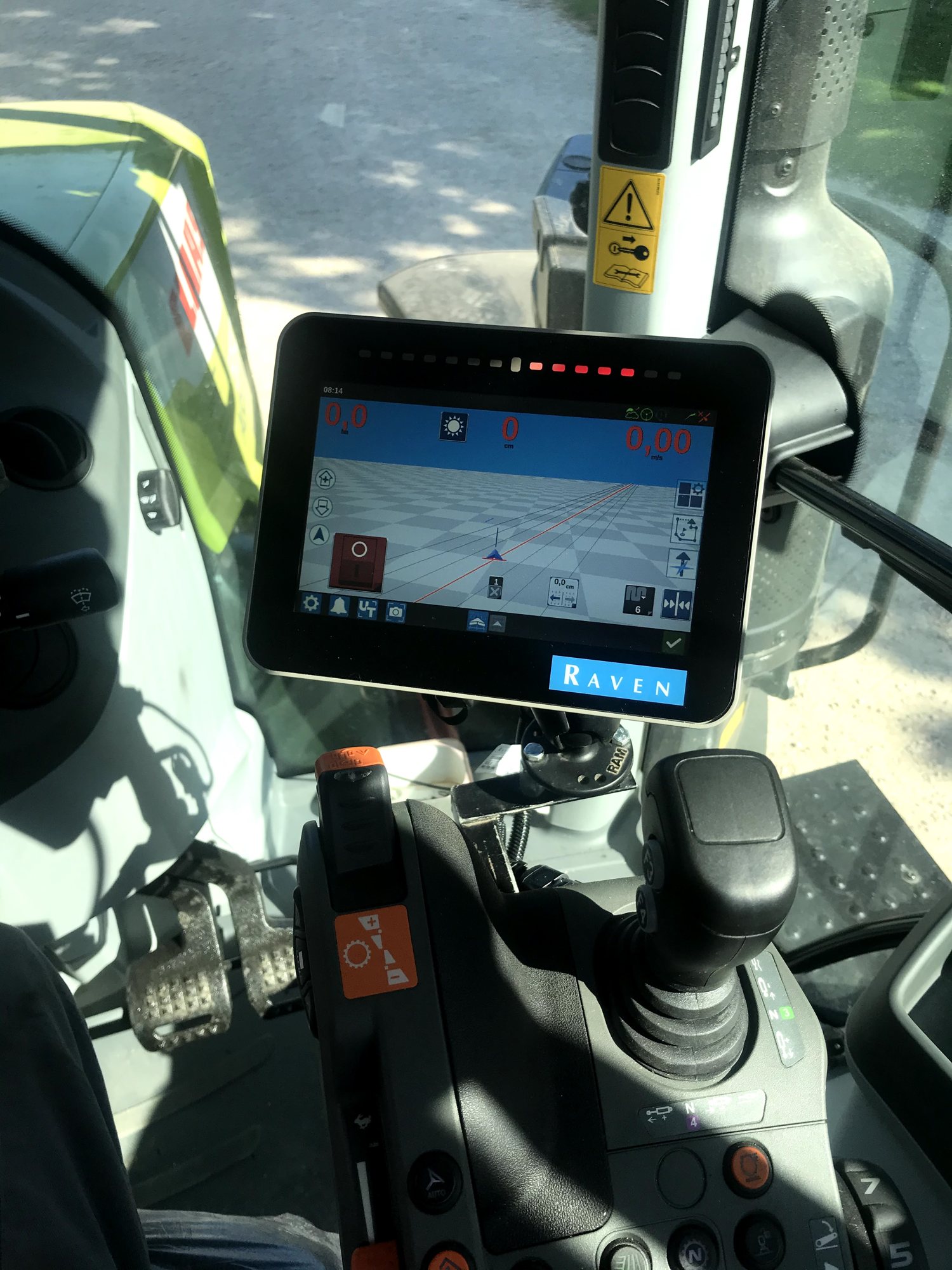 Écran de guidage GPS Raven monté dans la cabine d’un tracteur