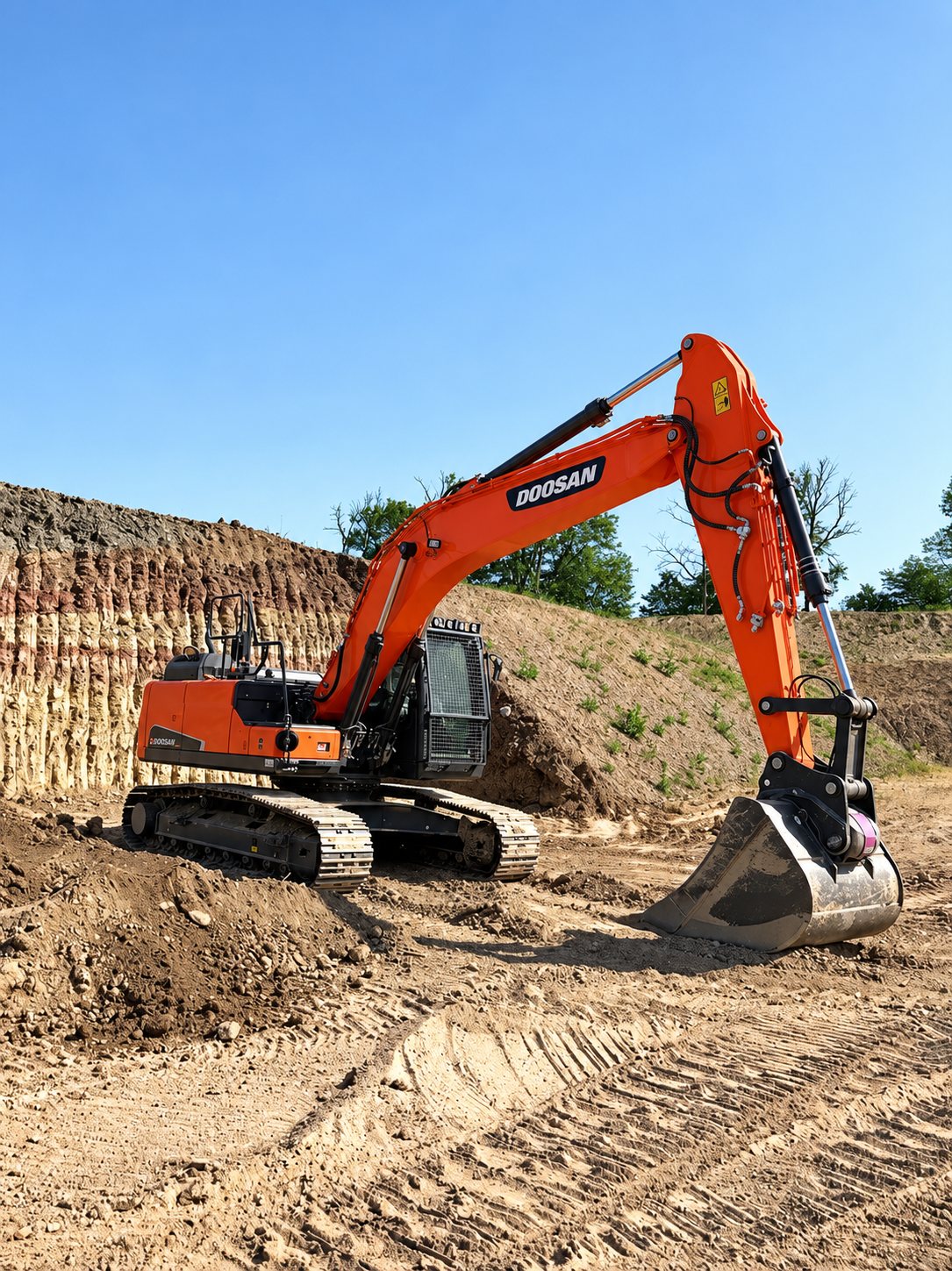 Pelleteuse Doosan orange sur un chantier de terrassement, dans une carrière